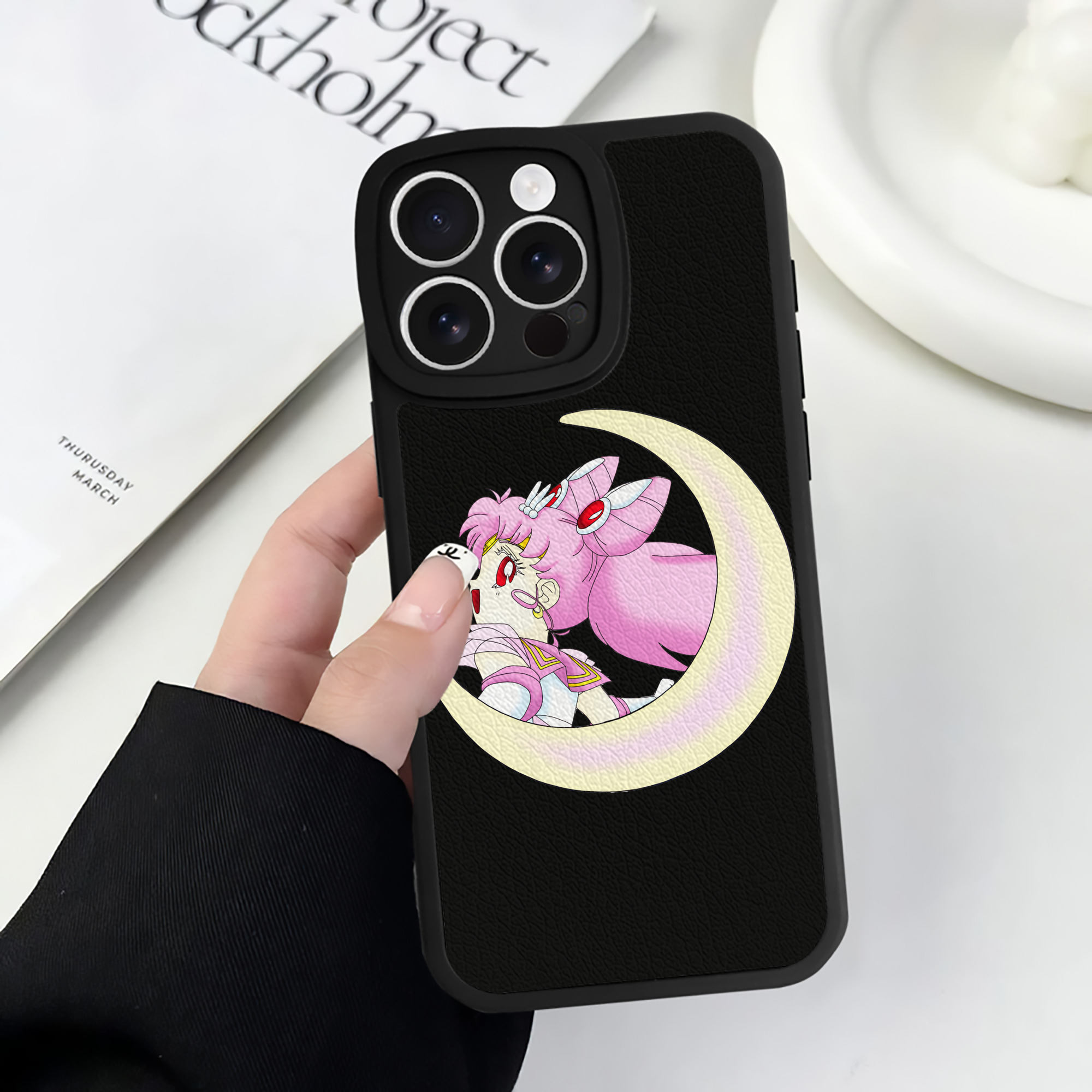 （画像用） 美少女戦士セーラームーン ちびうさ Sailor Moon Chibiusa Tsukino Usagi Small Lady Serenity 【iPhone 16シリーズ対応】シリコンスマホケース（レザー調） 材質：シリコン